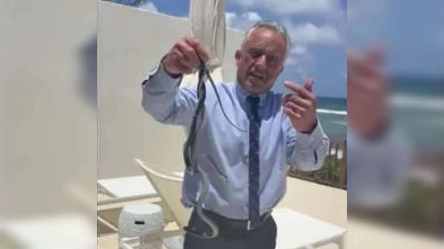 Amerikalı nazir çılpaq əlləri ilə iki ilan tutdu