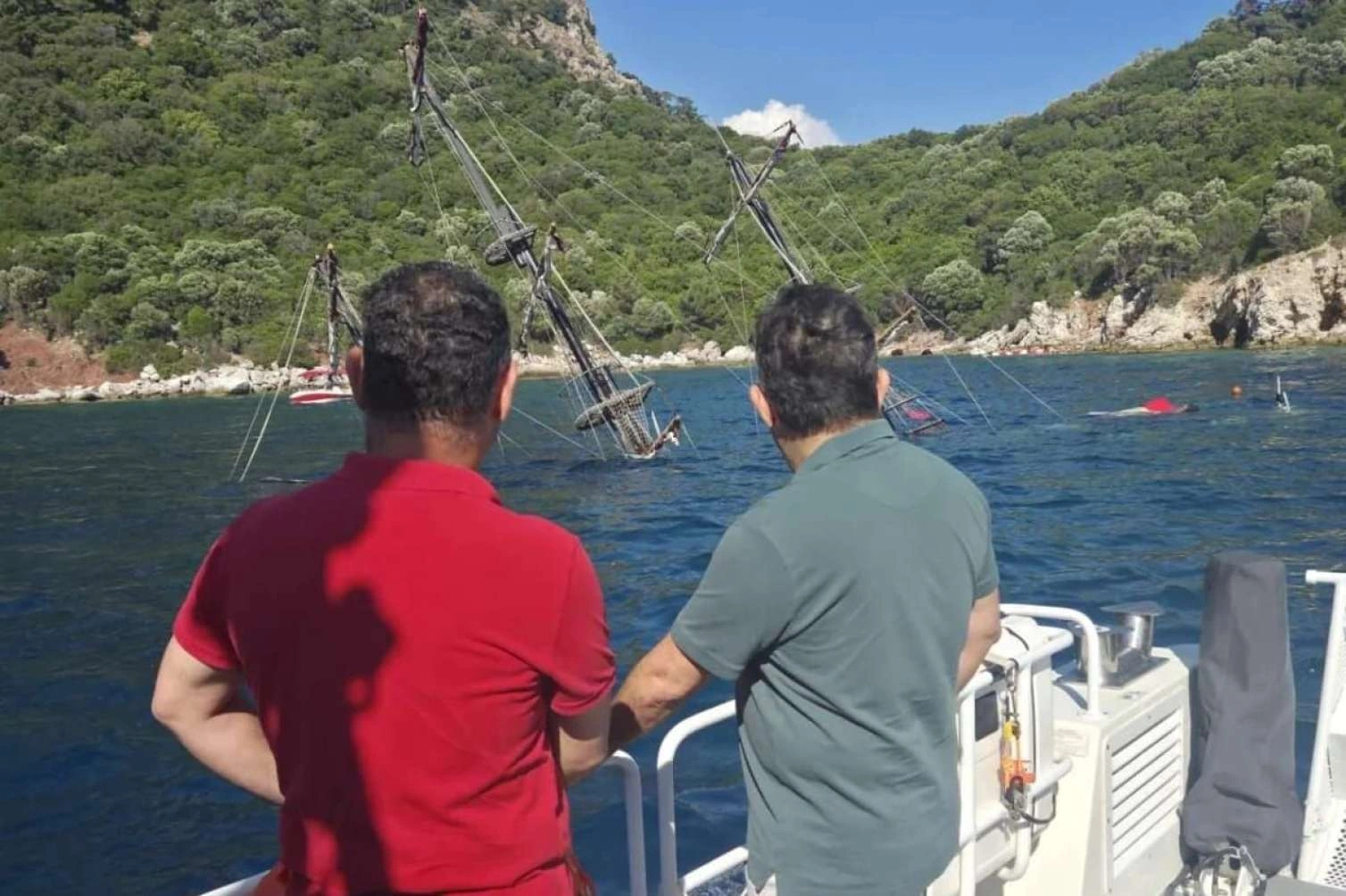 Türkiyədə yüzdən çox turisti daşıyan gəmi batdı - ANBAAN GÖRÜNTÜ