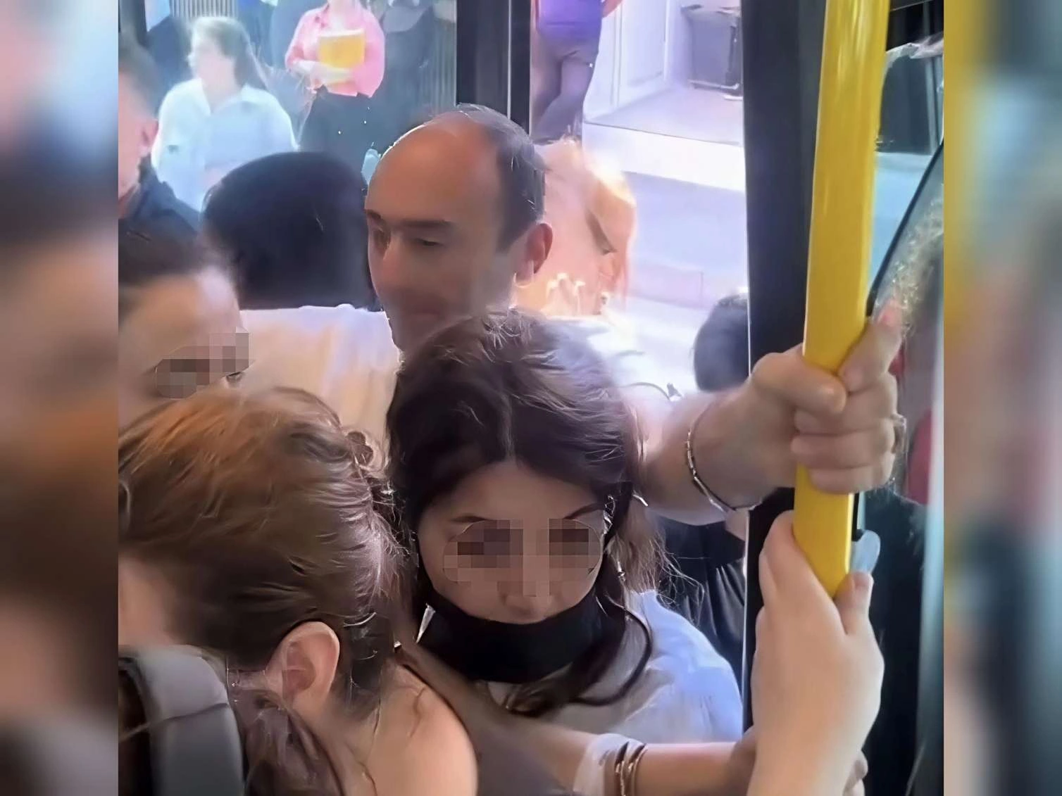 Bakıda avtobusda sərnişinlərin səbr kasası daşdı: