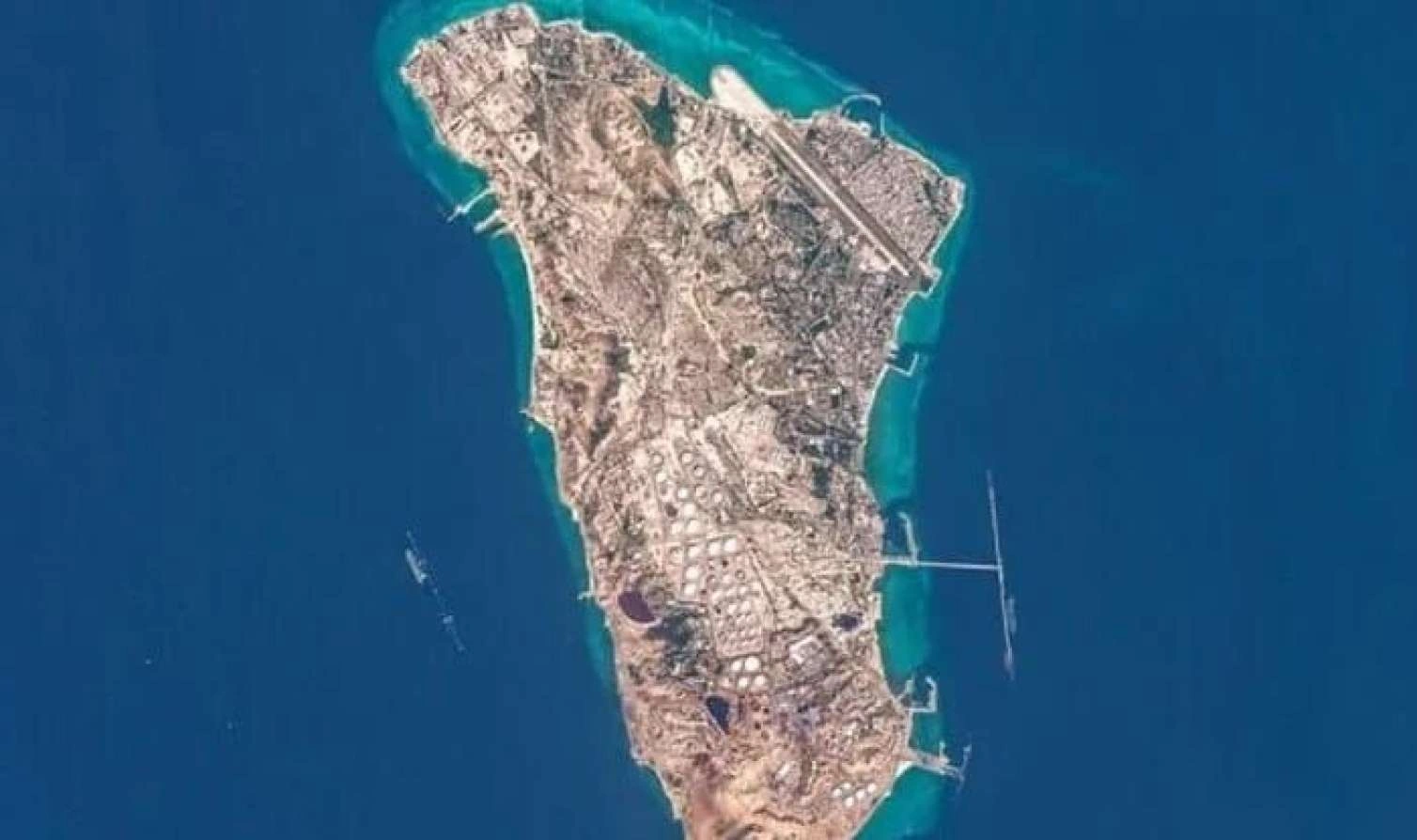İranın Xarq adası yaxınlığında partlayışlar baş verdi