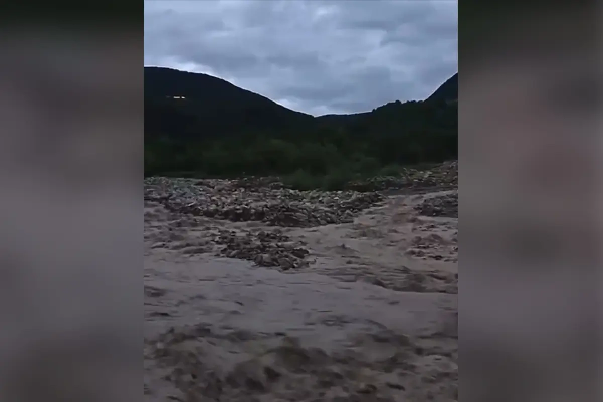 Ağsu çayı daşdı, insanlar yollarda qaldı – VİDEO