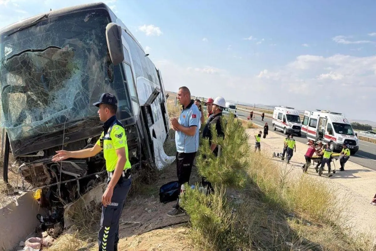 Türkiyədə İraqa gedən avtobus qəzaya düşdü, 40 nəfər yaralandı