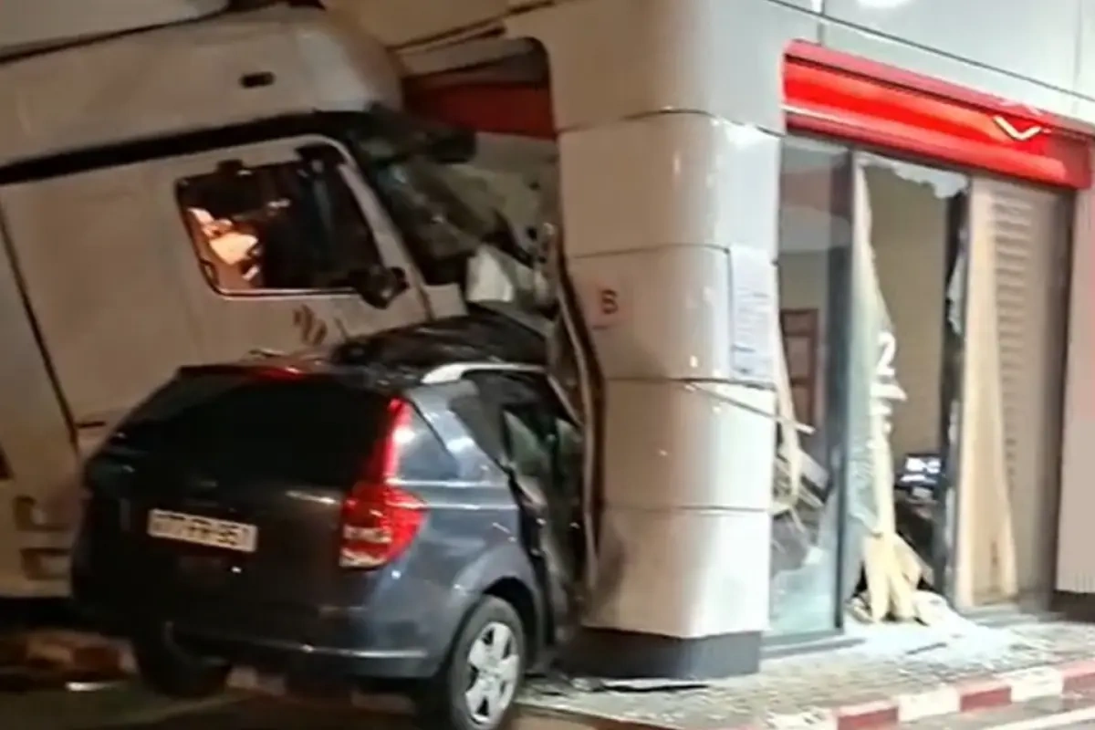 Yük maşını yanacaqdoldurma məntəqəsinə çırpıldı - Video