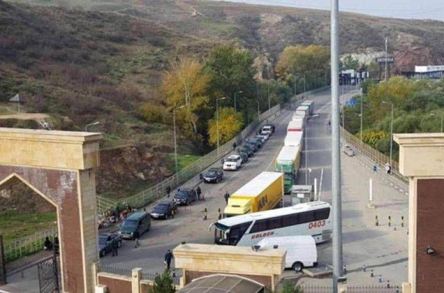 “Qırmızı Körpü”də 700 yük maşını növbədədir - Rəsmi