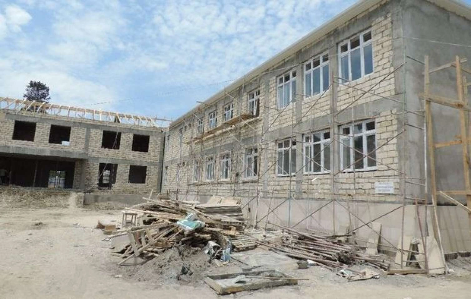 Bakıda həyət evi tikmək neçəyə başa gəlir?