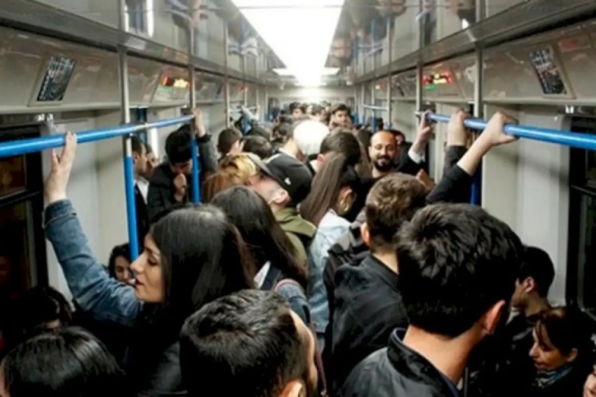 Metroda hamının etdiyi bu hərəkətin səbəbi nədir?