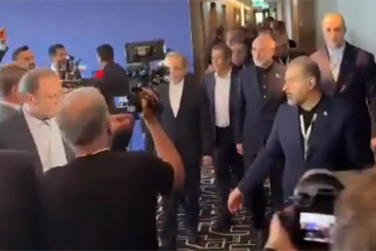 İran heyəti ABŞ nümayəndələri ilə şəkil çəkdirməkdən imtina etdi - Video