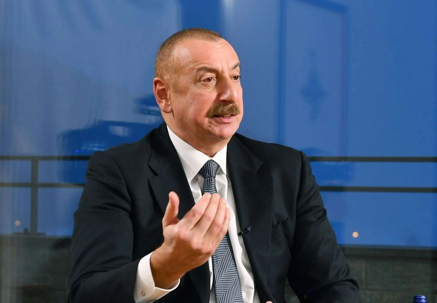 Evindən çamadanlarla dolu milyonlar çıxdı, ört-basdır etdilər