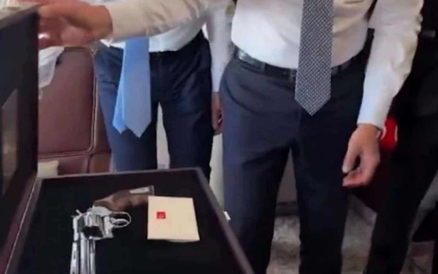 Ərdoğanın hədiyyəsini belə təqdim etdi