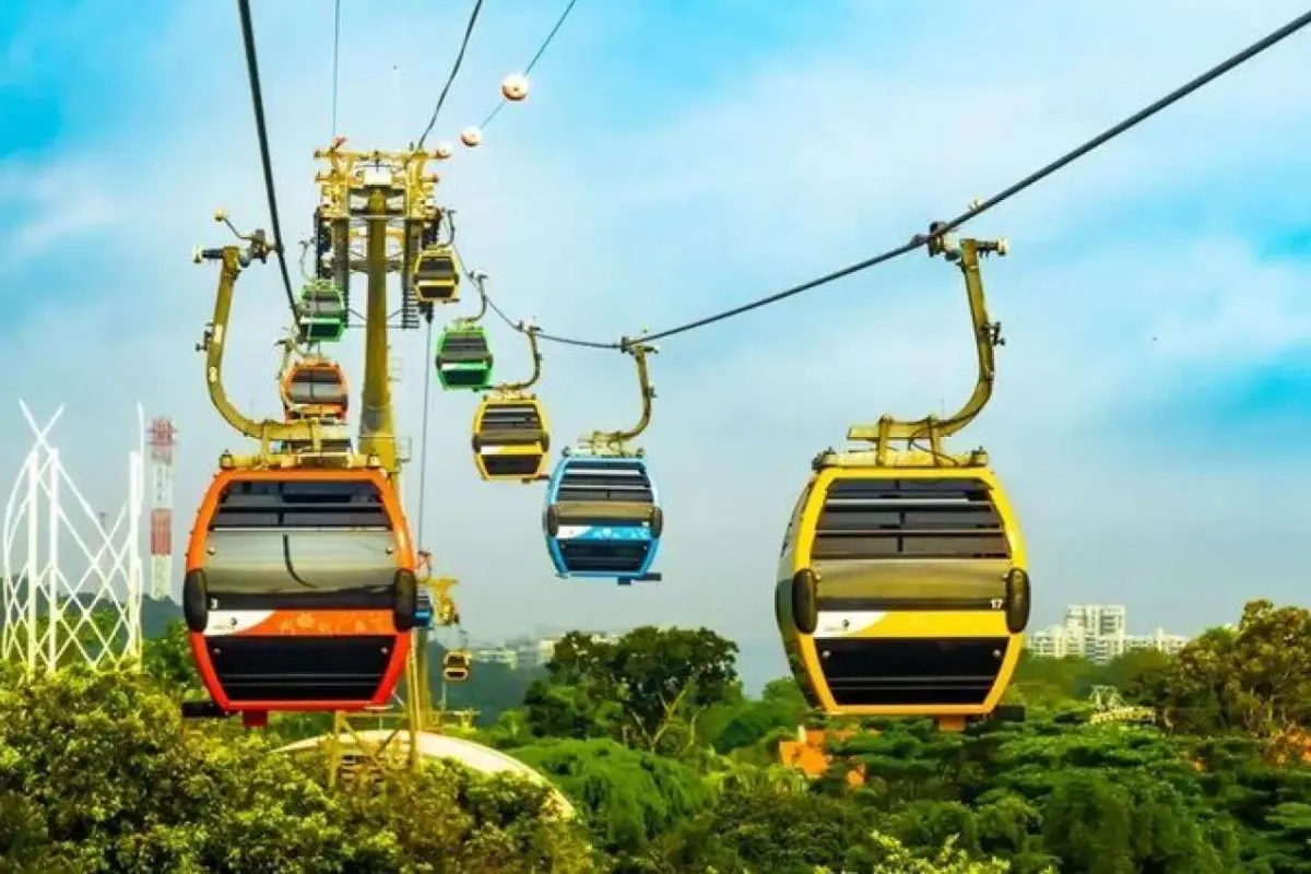 300-dən çox turist 150 metr yüksəklikdə qaldı