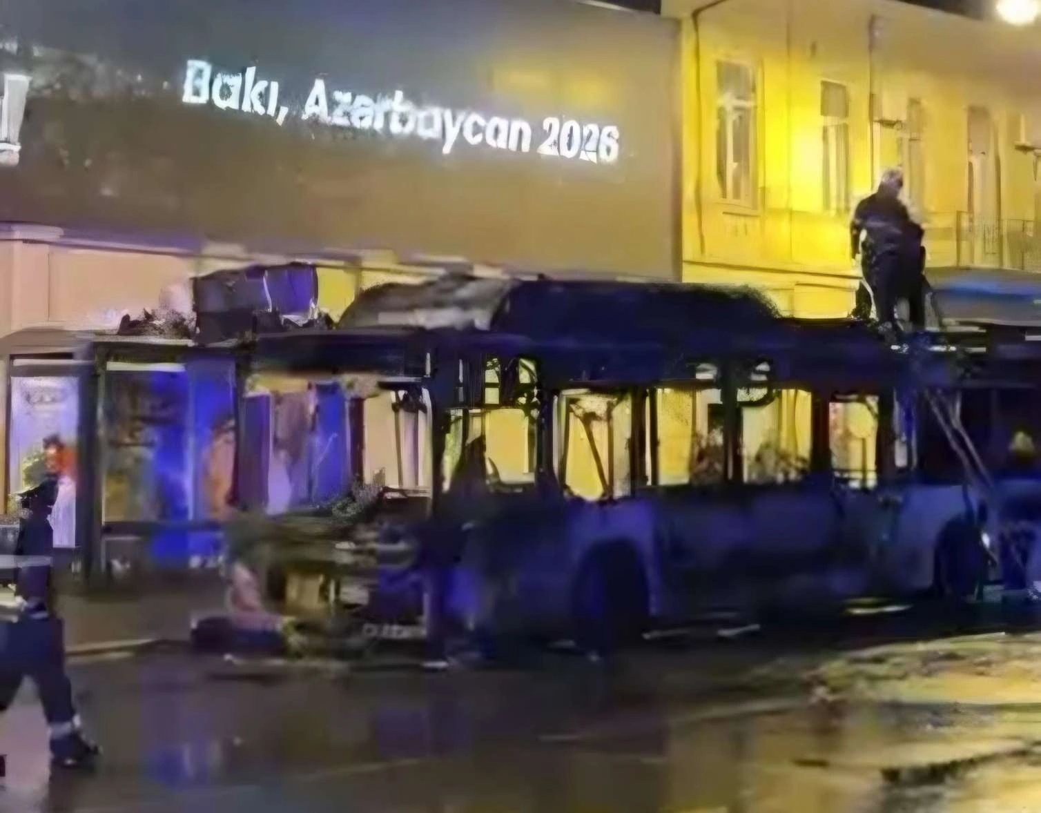 "28 May" yaxınlığında avtobusda yanğın oldu -