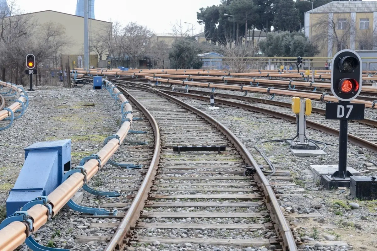 Bakıda dəmir yoluna çıxan kişini qatar vurdu