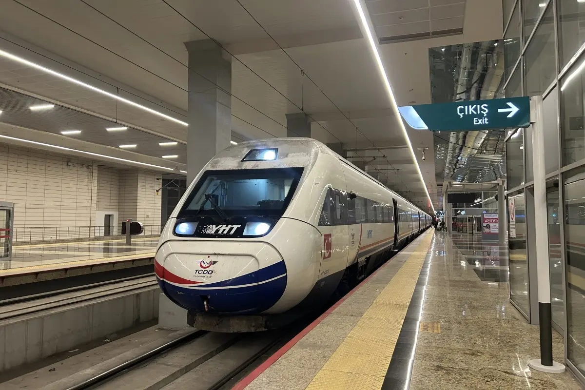İstanbulda metro qatarı relsdən çıxdı, yaralılar var