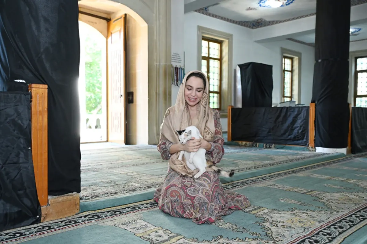 Leyla Əliyeva Yevlaxda Cümə məscidində - Fotolar - Yeniləndi