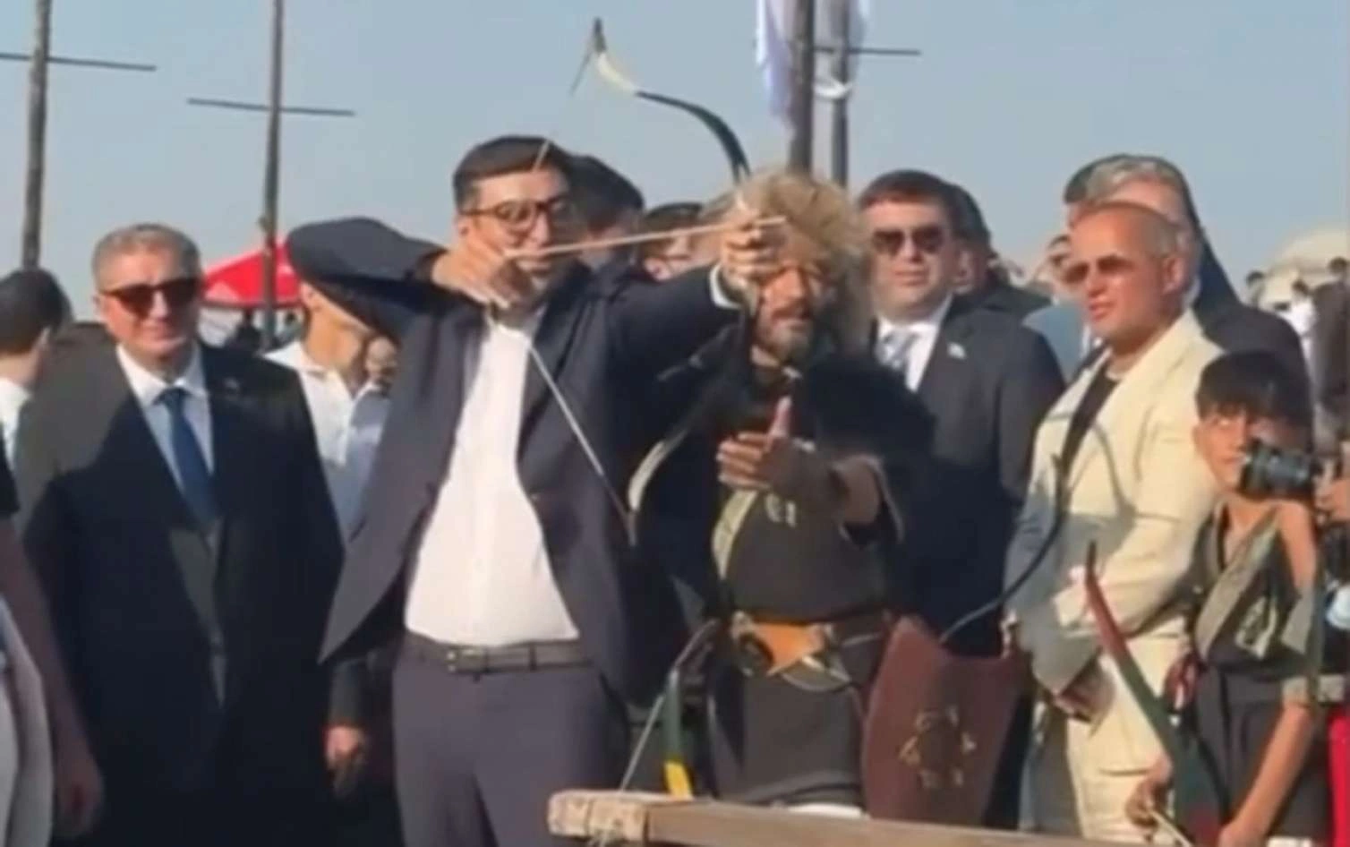 Oxu hədəfdən yayınmadı: Nazir meydanda -