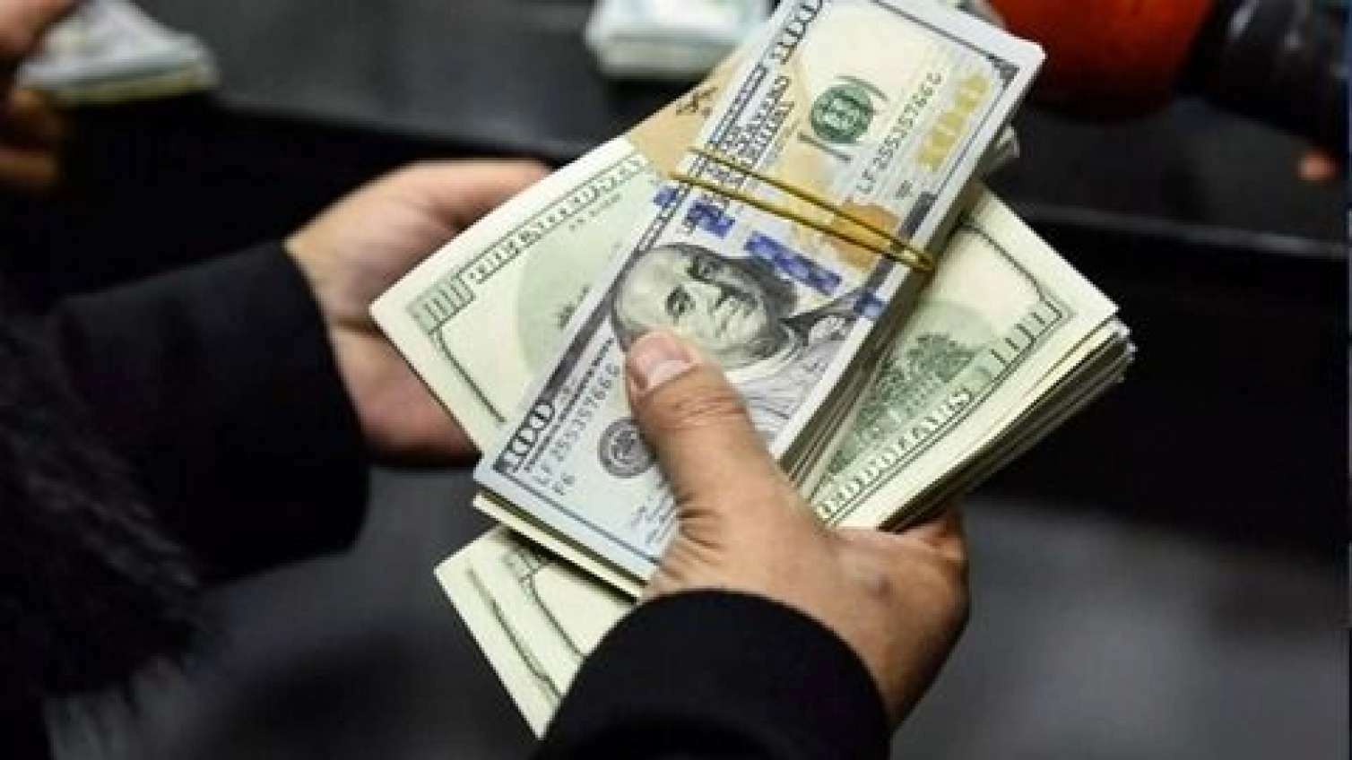 Zənginlər dollardan imtina edir -