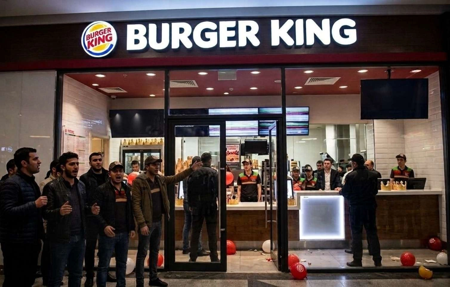 “Burger King”in keçmiş işçiləri maaşlarını tələb edir: