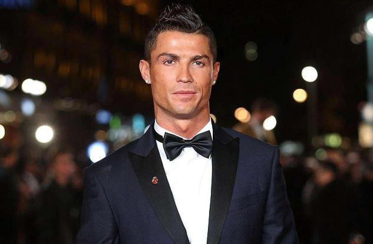 Ronaldu iki milyard dollar qazanan ilk idmançı oldu