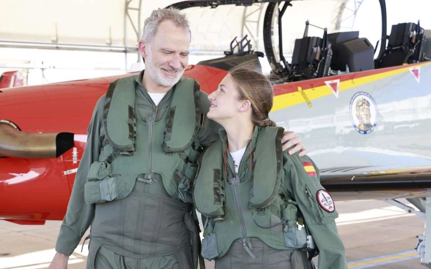 Kral və qızı hərbi təyyarə idarə etdi