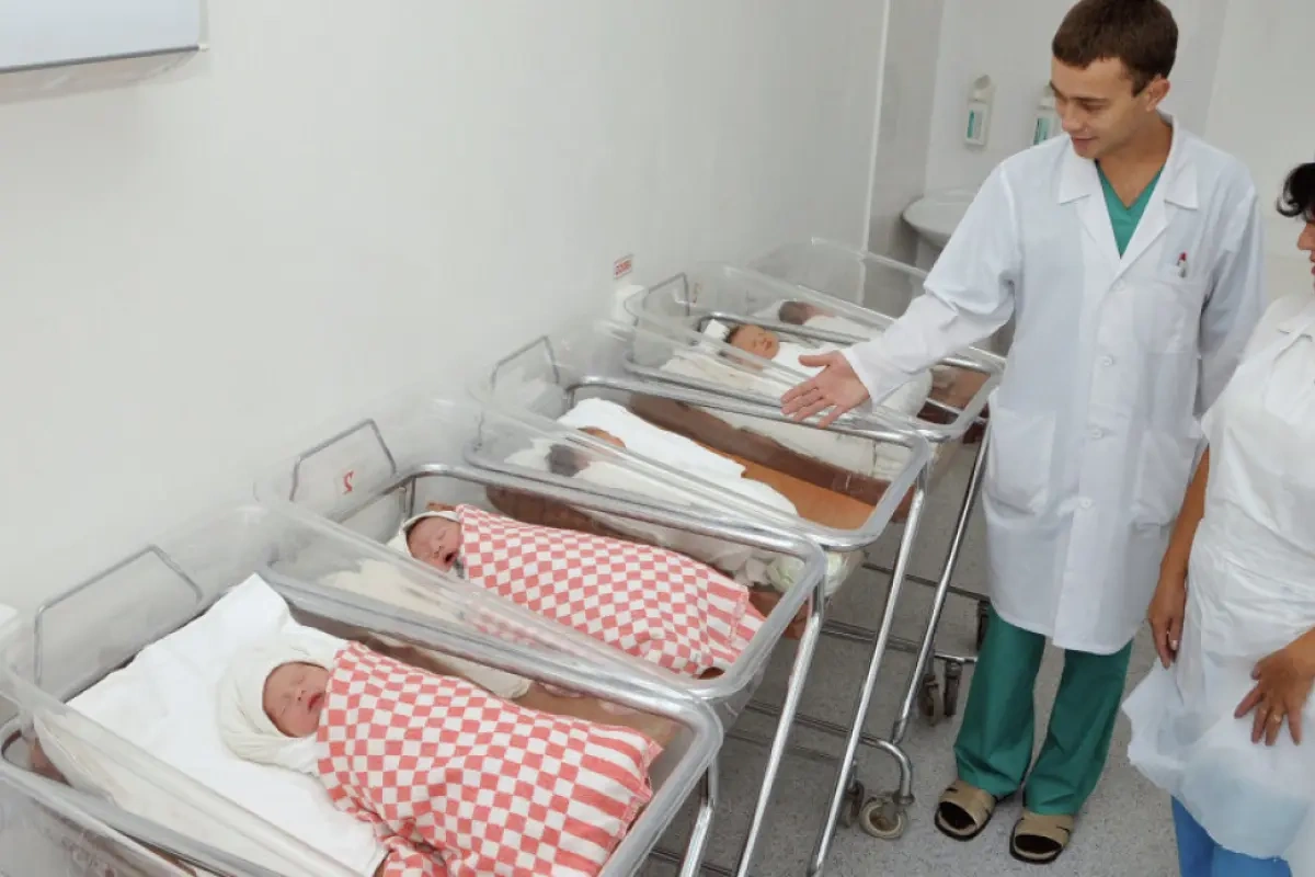 Azərbaycanlı ata doğum evində qızını oğlanla dəyişib qaçdı