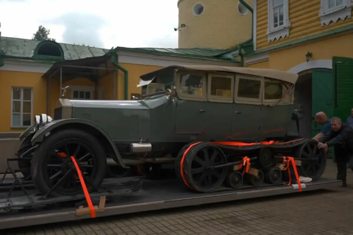 Leninin "Rolls-Royce"u 35 ildən sonra ilk dəfə qarajdan çıxarıldı