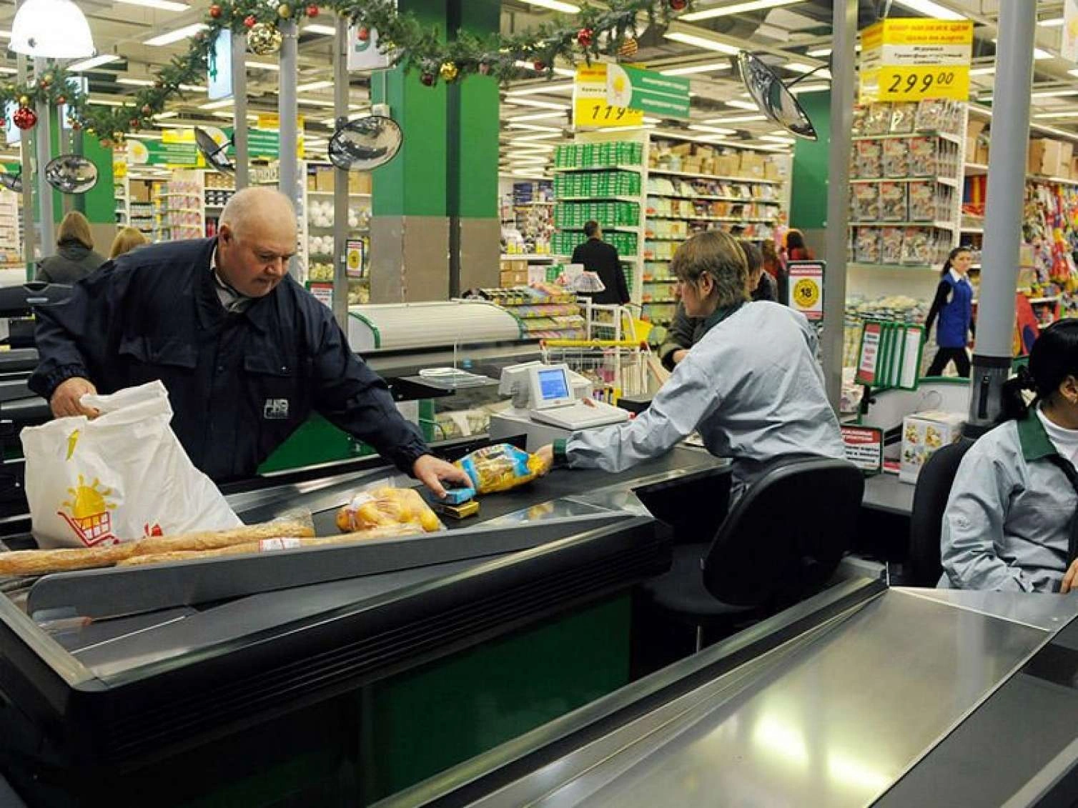 Bir qəpikdən minlərlə manata: Marketlər müştərinin götürmədiyi