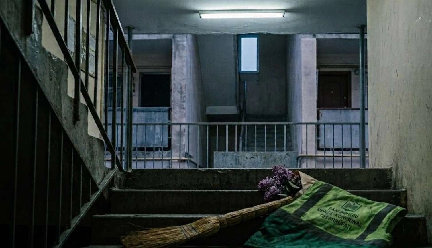 Əri süpürgəçi qadını 8 Martda ona verilən güllərə görə öldürübmüş...