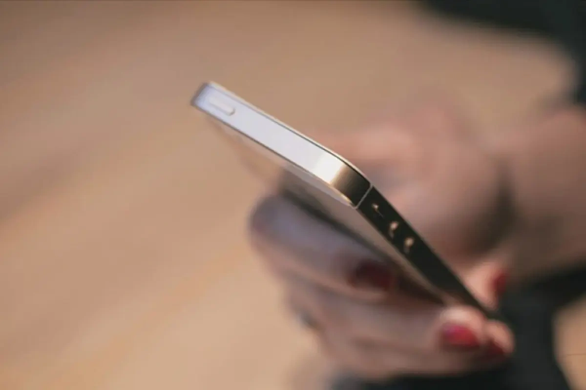 Fransa liseylərdə də mobil telefonları qadağan edir