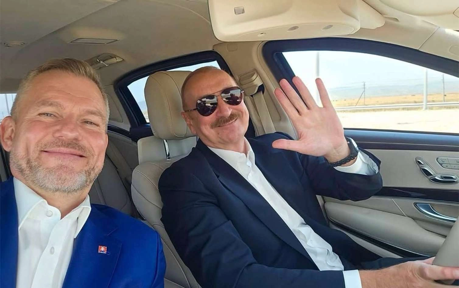 Prezidentin maşınında selfi çəkdi
