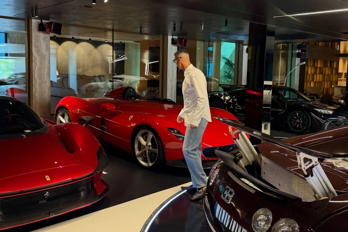 Ronaldo "oyuncaq"larını nümayiş etdirdi - Fotolar