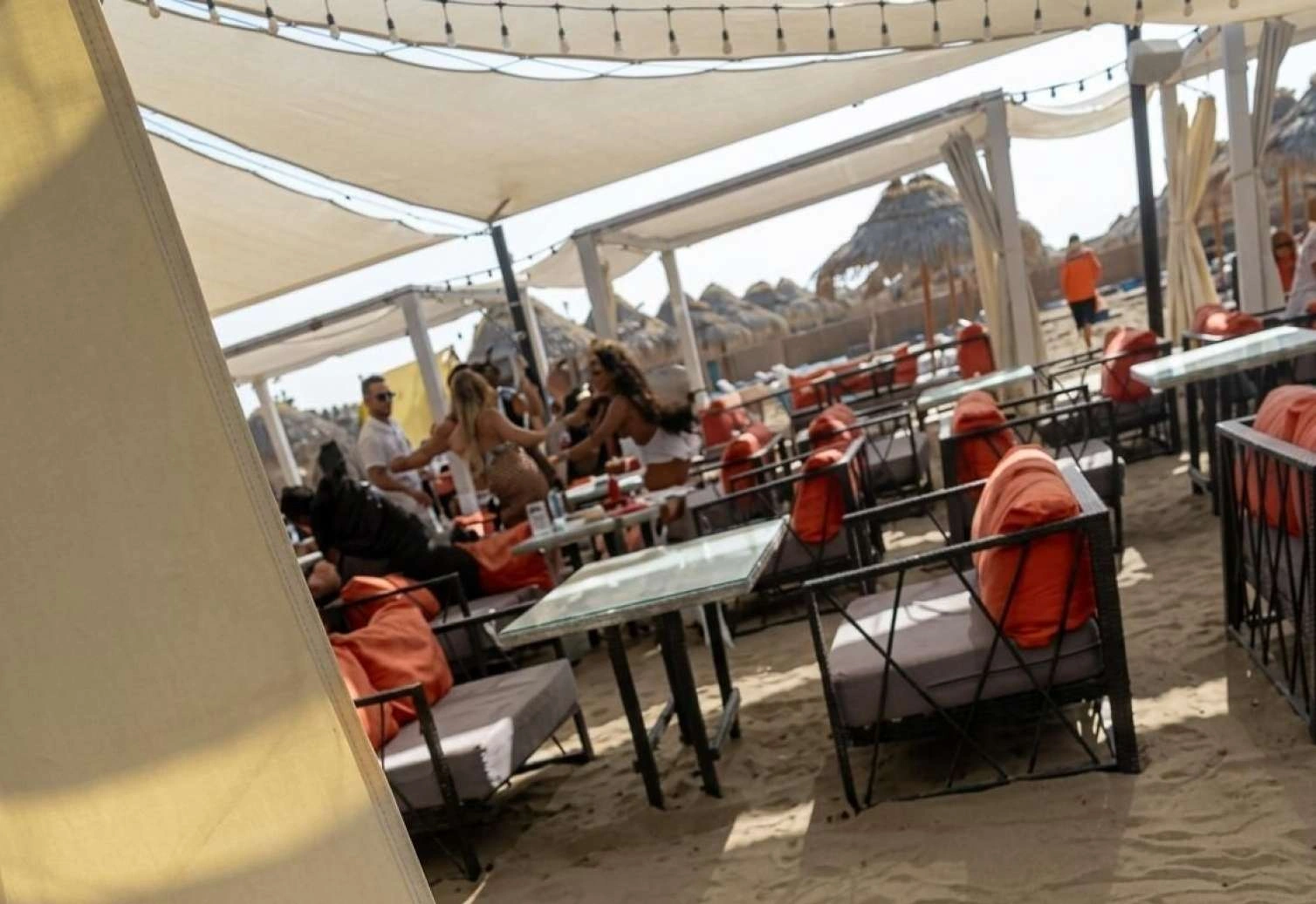 Bakıda restoranda bloqerlər saçyolduya çıxdı