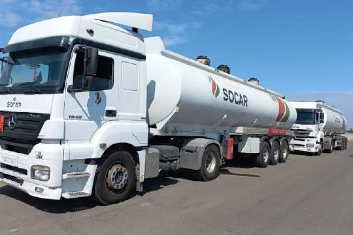 Bakıda SOCAR-ın yanacaq daşıyan maşını qəzaya düşdü - VİDEO