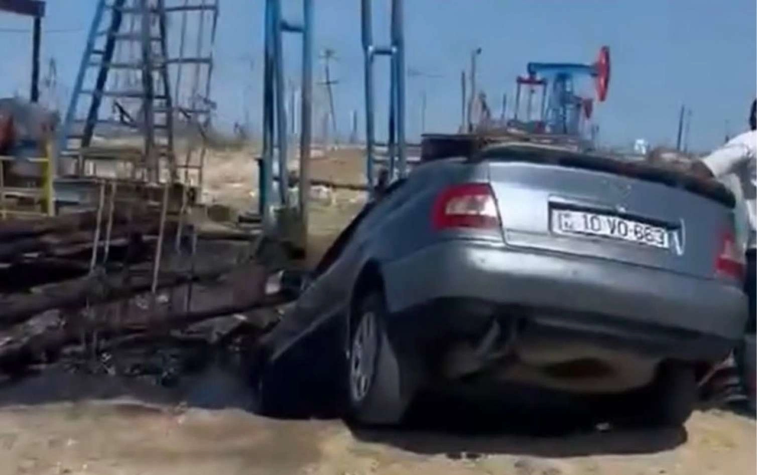 Bakıda maşın neft quyusuna düşdü