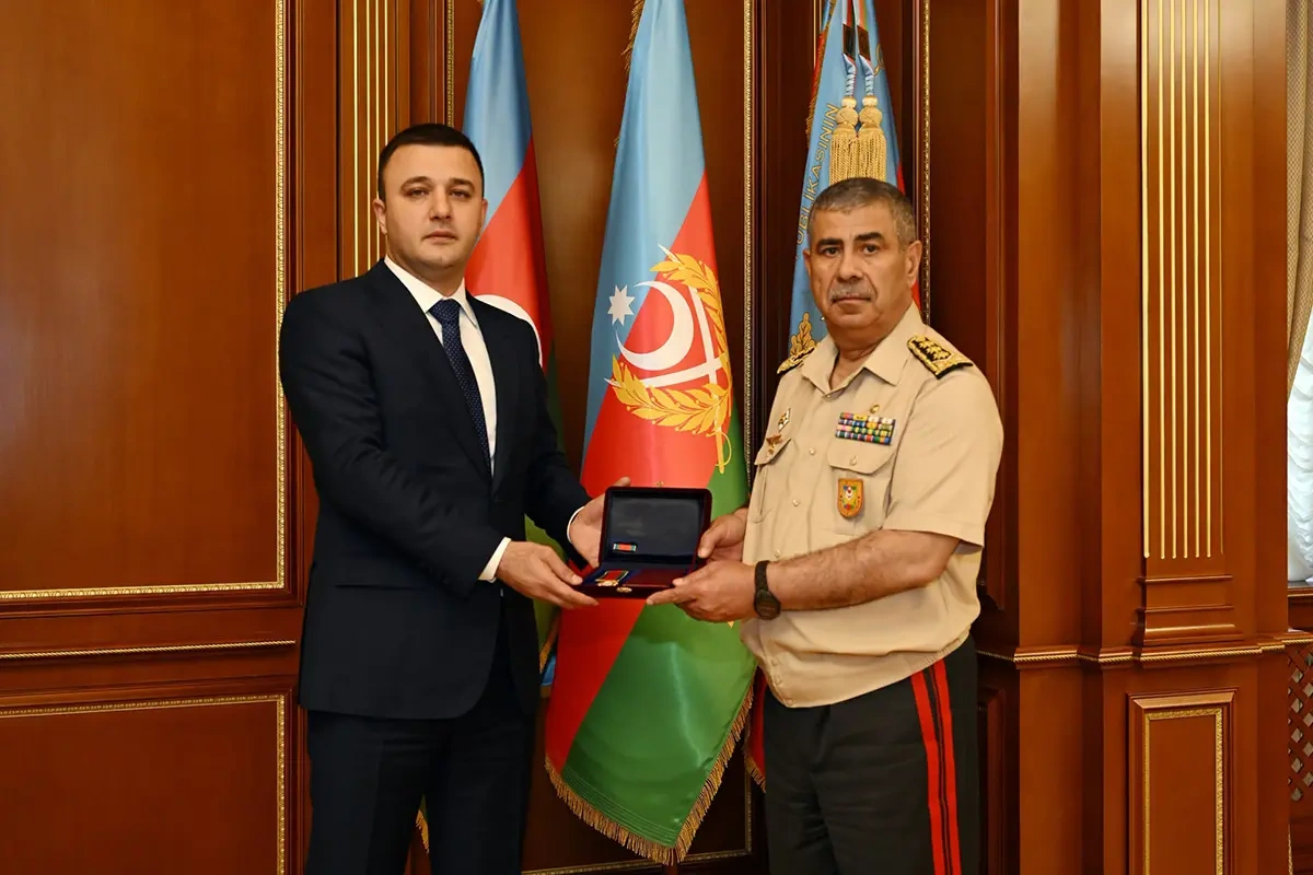 Zakir Həsənov Aqil Qurbanova medal təqdim etdi - Fotolar