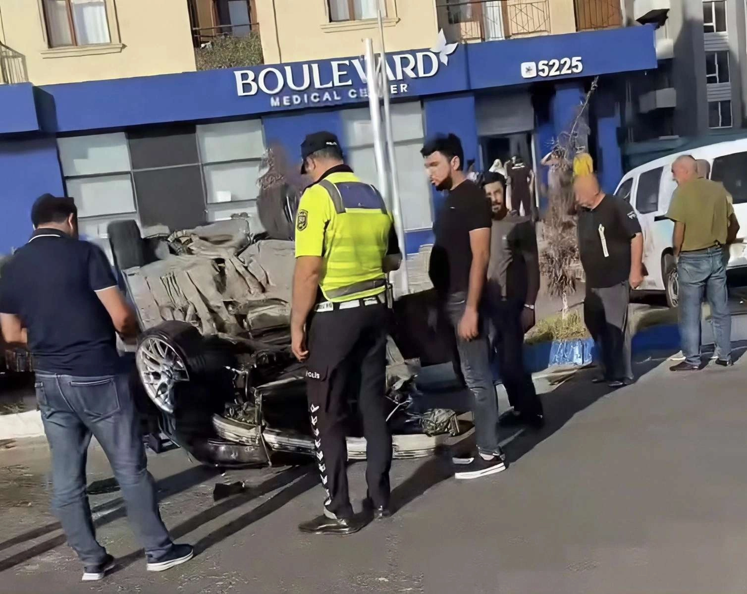 Sumqayıt bulvarında BMW aşdı –