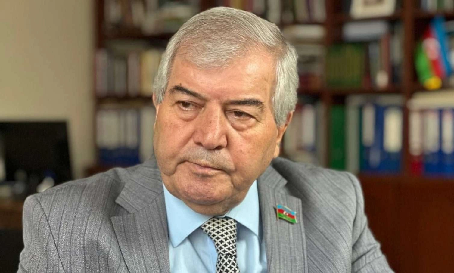 Onun şeirləri daim darıxırdı -