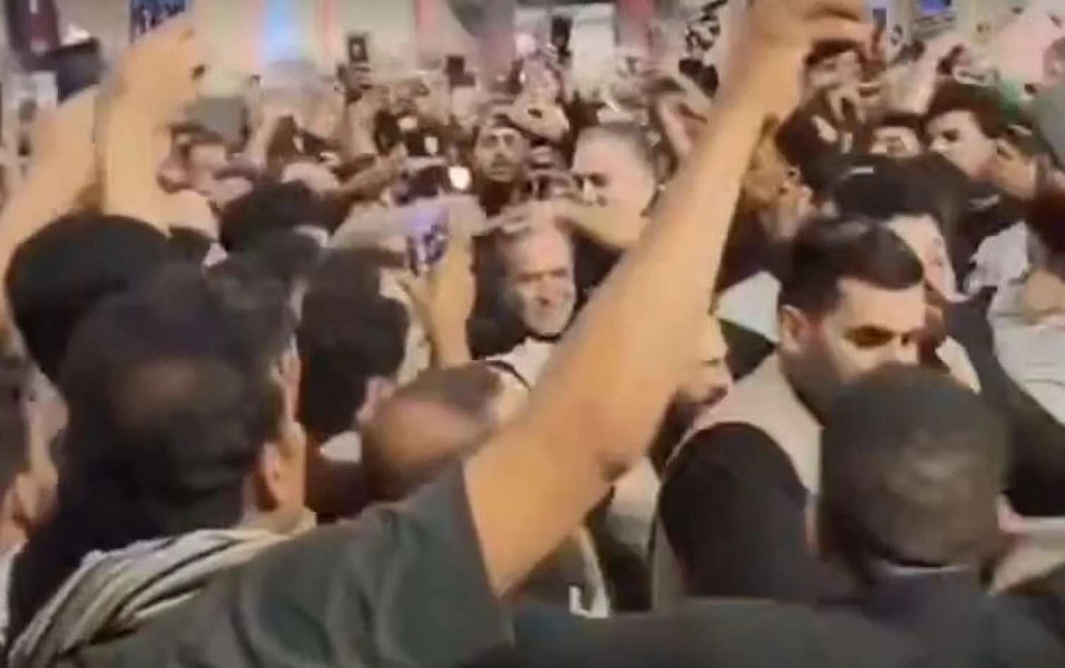 Pezeşkianla Əraqçi izdihamın arasında…