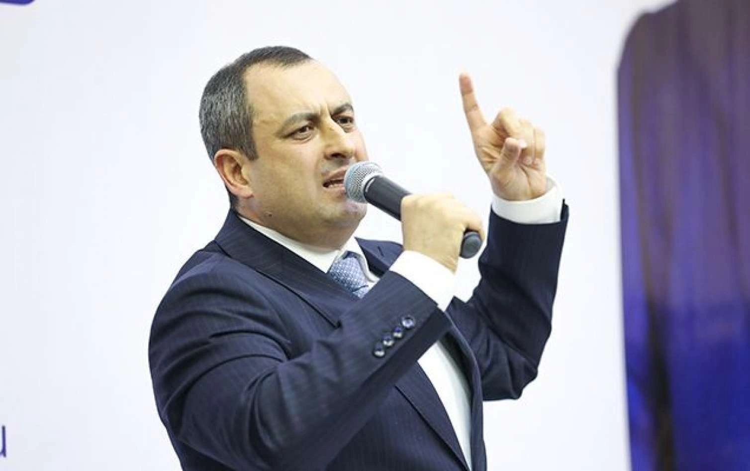 “Onlar insanların ayağından çəkir, biz əlindən tuturuq”