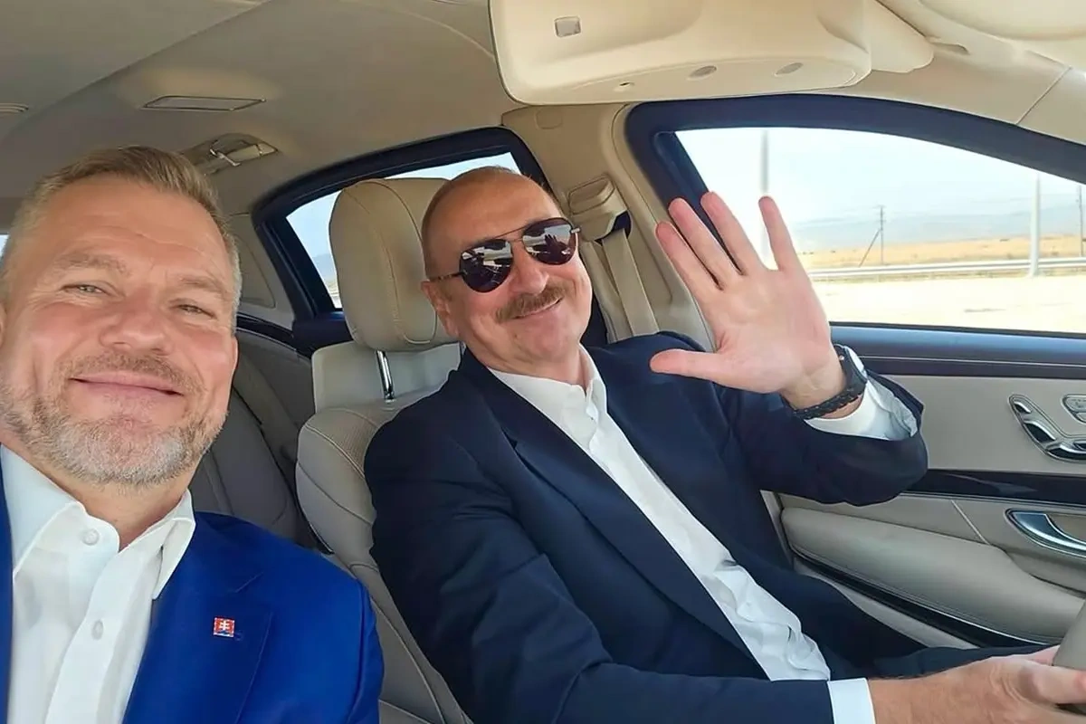 Prezidentin maşınında selfi çəkdi - Foto