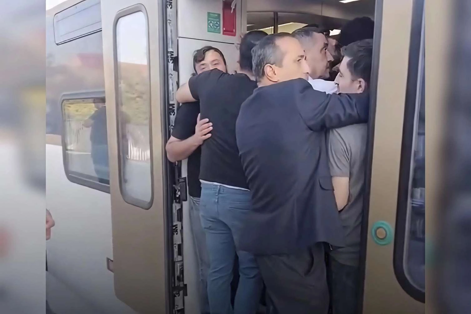 Qapısı bağlanmayan sərnişin qatarı Hindistanı xatırlatdı