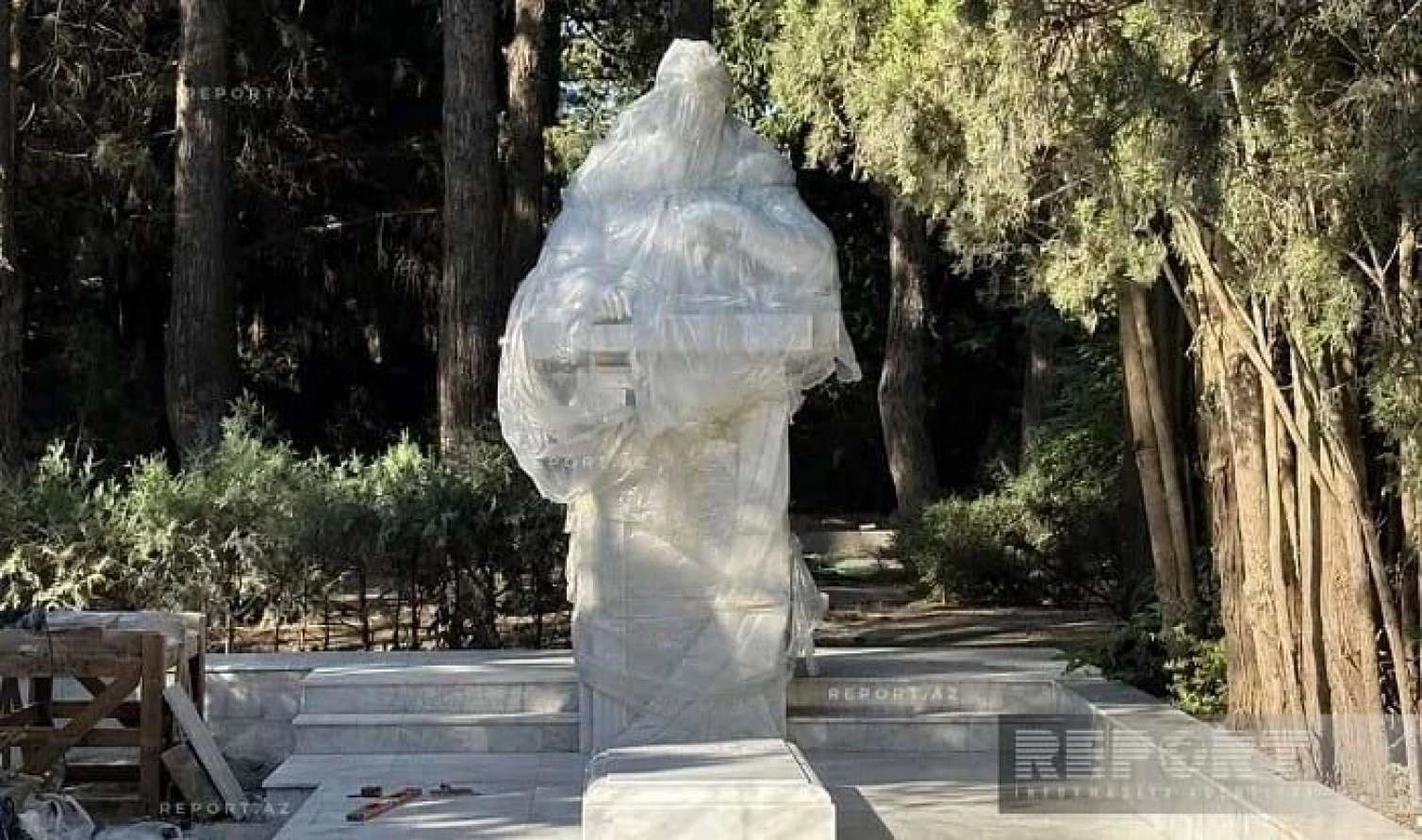 Elçinin Fəxri xiyabandakı qəbirüstü abidəsi -