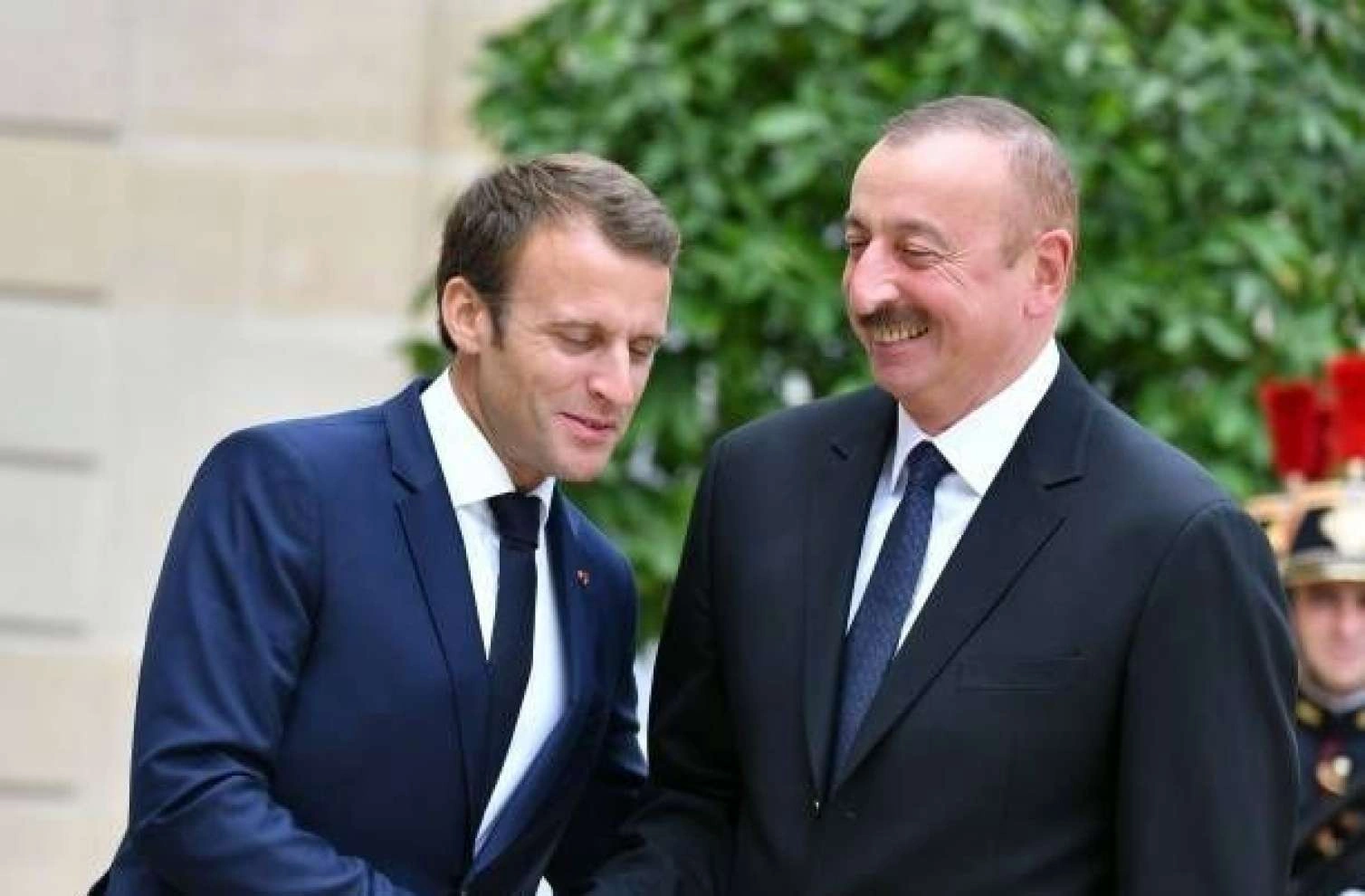Emmanuel Makron İlham Əliyevə zəng vurdu