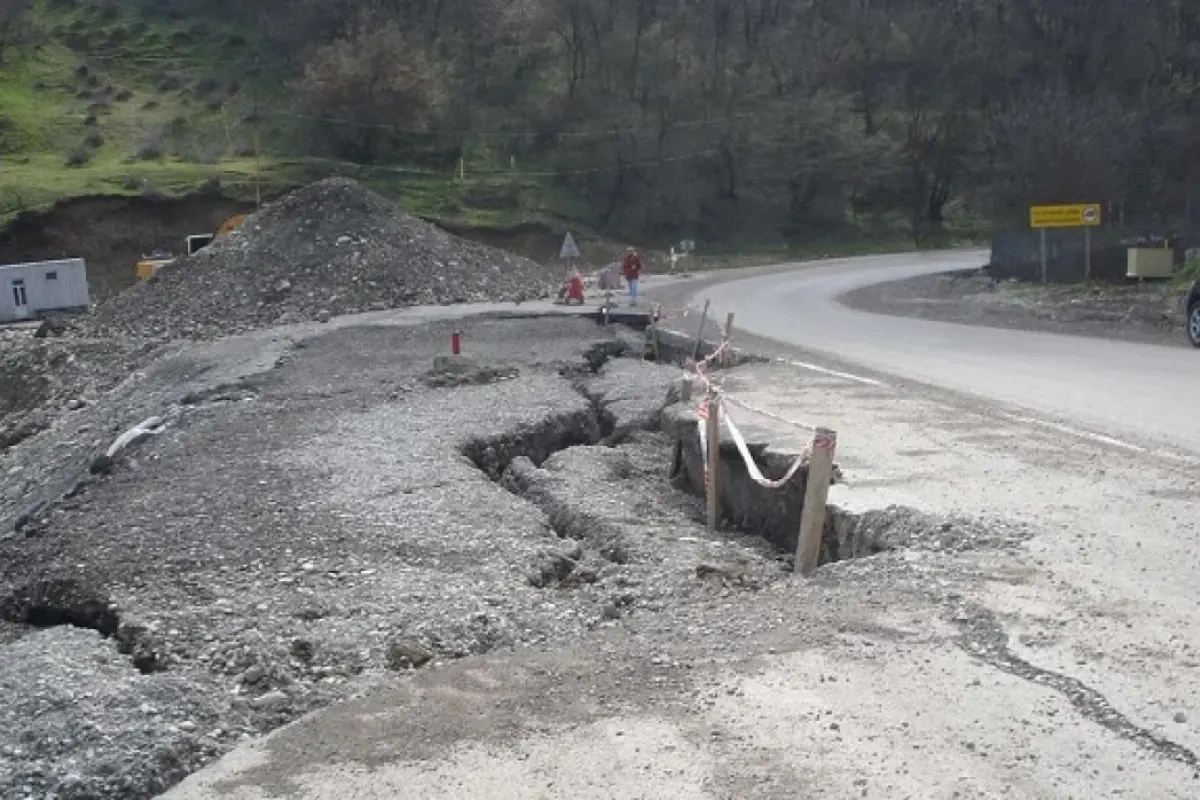 Bakı-Şamaxı yolunun bir hissəsi çökdü - Video