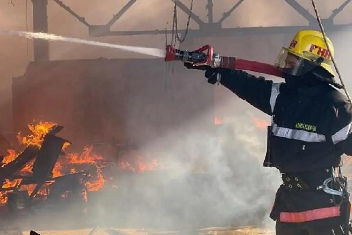 Bakıda yaşayış binasında güclü yanğın başladı
