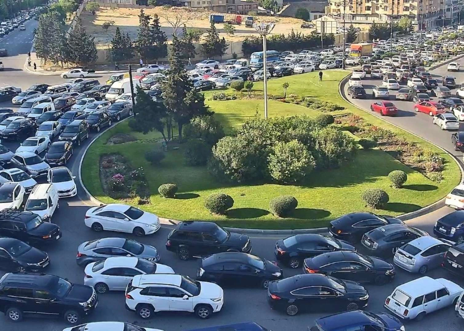 İstiqamətinzi dəyişin: bu yollarda tıxac var