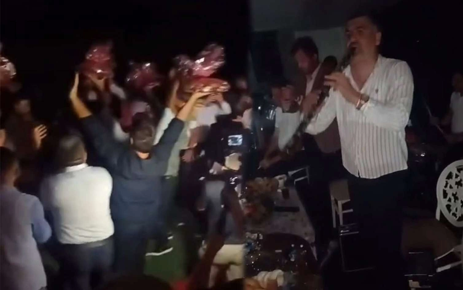 Nə yağış, nə də işıqların sönməsi toya mane oldu