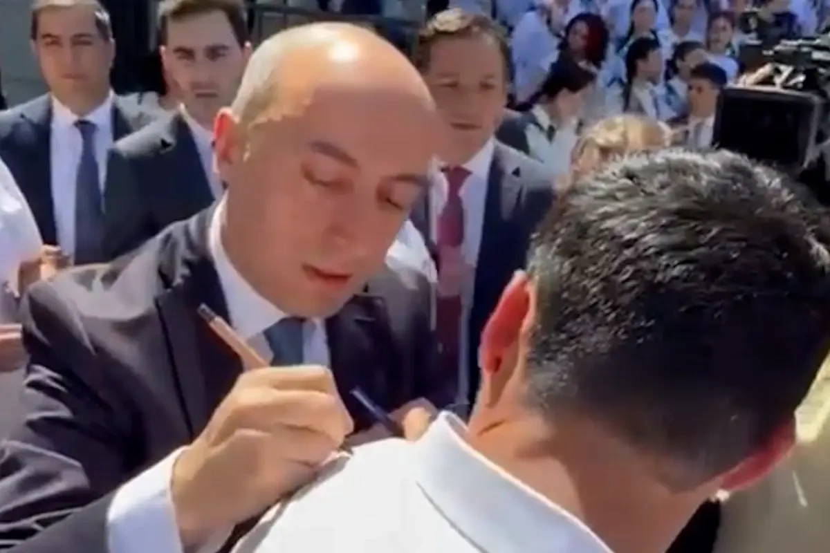 Nazir məzunların formalarına xatirə sözlərini yazdı - VİDEO
