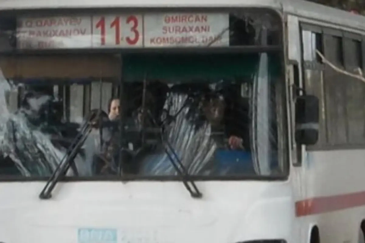 Bakıda avtobus evə çırpıldı, 5 sərnişin xəsarət aldı
