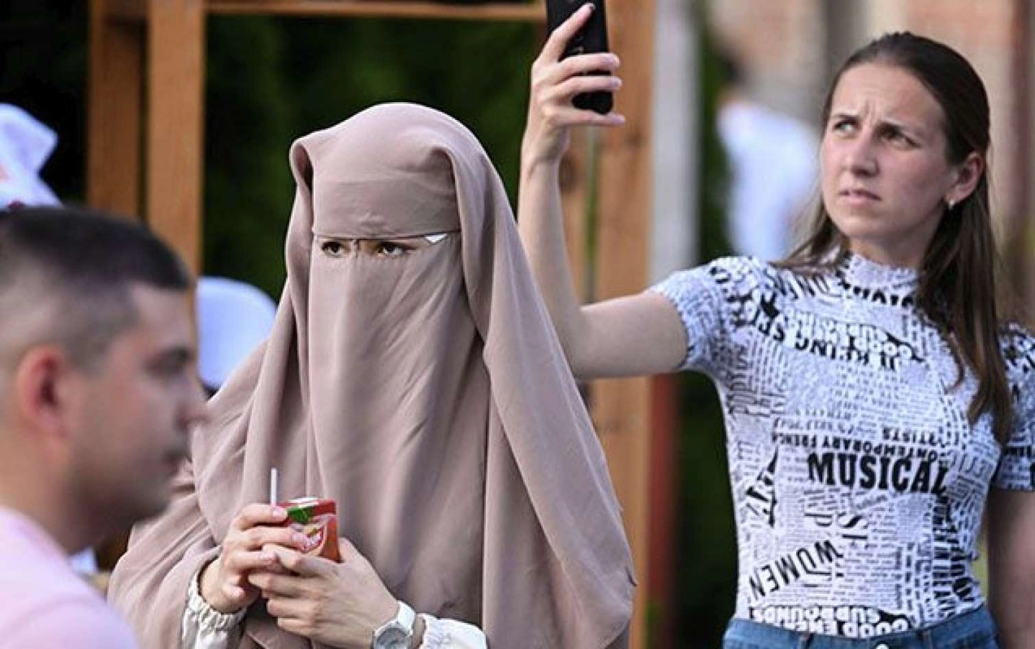 Niqab qadağan edilir - Bu ölkədə