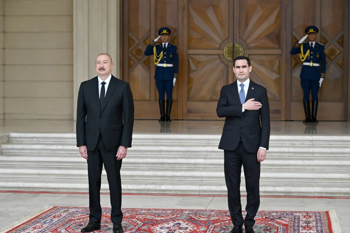 Prezident həmkarını qarşıladı